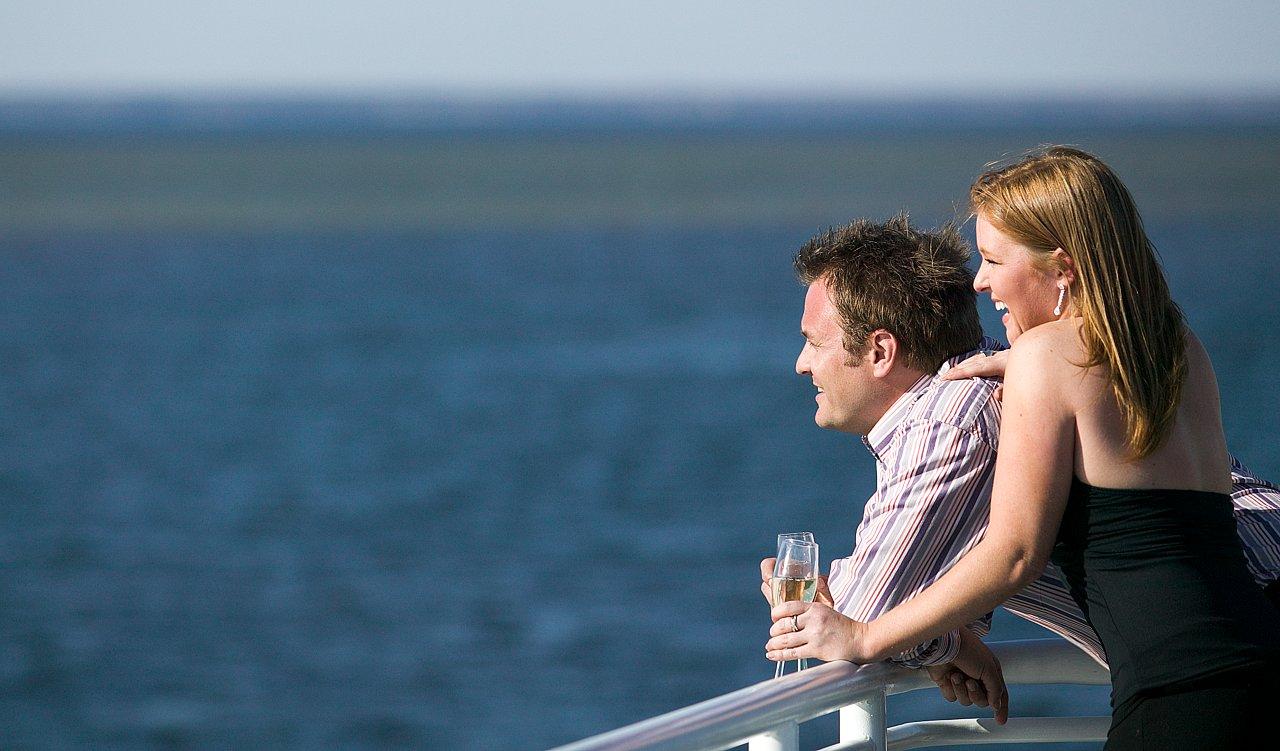 Demande en mariage romantique sur un yacht de luxe