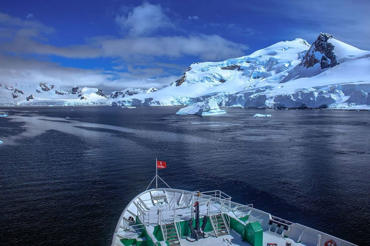 Naviguer vers la péninsule Antarctique, une expérience unique